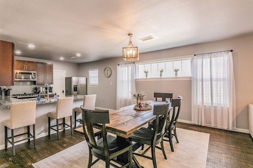 Luxury 3 King Beds • Sleeps 10 • Office • Near TCU, Dickies, & Hospitals