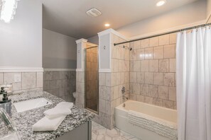 Hair dryer, towels, soap, shampoo - Luxury 3 King Beds • Sleeps 10 • Office • Near TCU, Dickies, & Hospitals (Fort Worth)