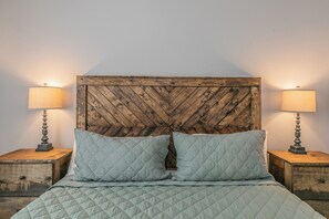 3 bedrooms, iron/ironing board, travel cot, free WiFi - Luxury 3 King Beds • Sleeps 10 • Office • Near TCU, Dickies, & Hospitals (Fort Worth)