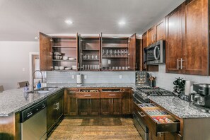 Fridge, microwave, oven, stovetop - Luxury 3 King Beds • Sleeps 10 • Office • Near TCU, Dickies, & Hospitals (Fort Worth)