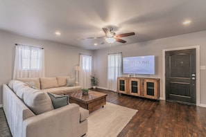 Smart TV - Luxury 3 King Beds • Sleeps 10 • Office • Near TCU, Dickies, & Hospitals (Fort Worth)
