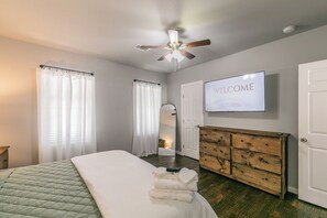 3 bedrooms, iron/ironing board, travel cot, free WiFi - Luxury 3 King Beds • Sleeps 10 • Office • Near TCU, Dickies, & Hospitals (Fort Worth)