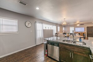 Interior - Luxury 3 King Beds • Sleeps 10 • Office • Near TCU, Dickies, & Hospitals (Fort Worth)