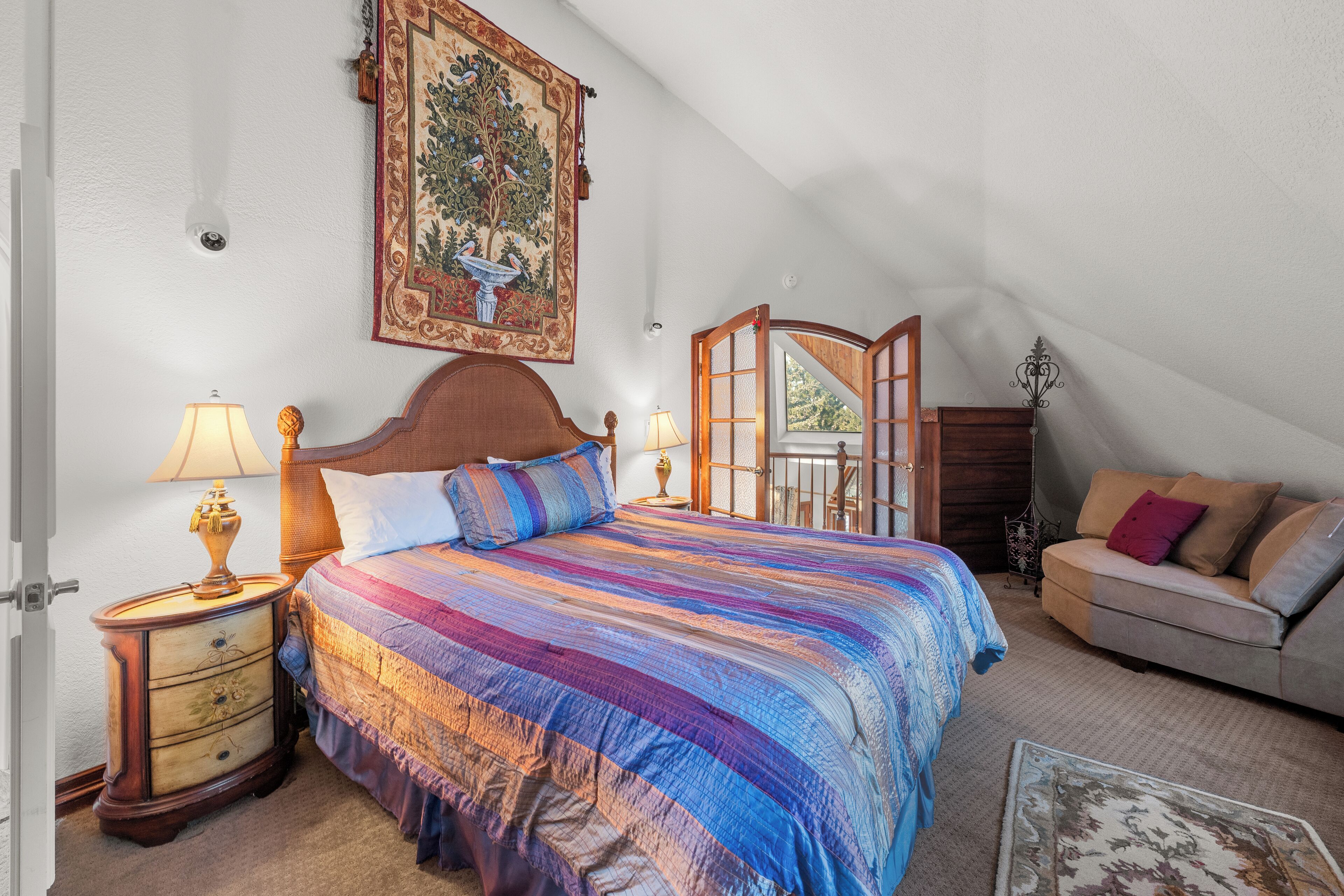 Escritorio, wifi gratis y ropa de cama 