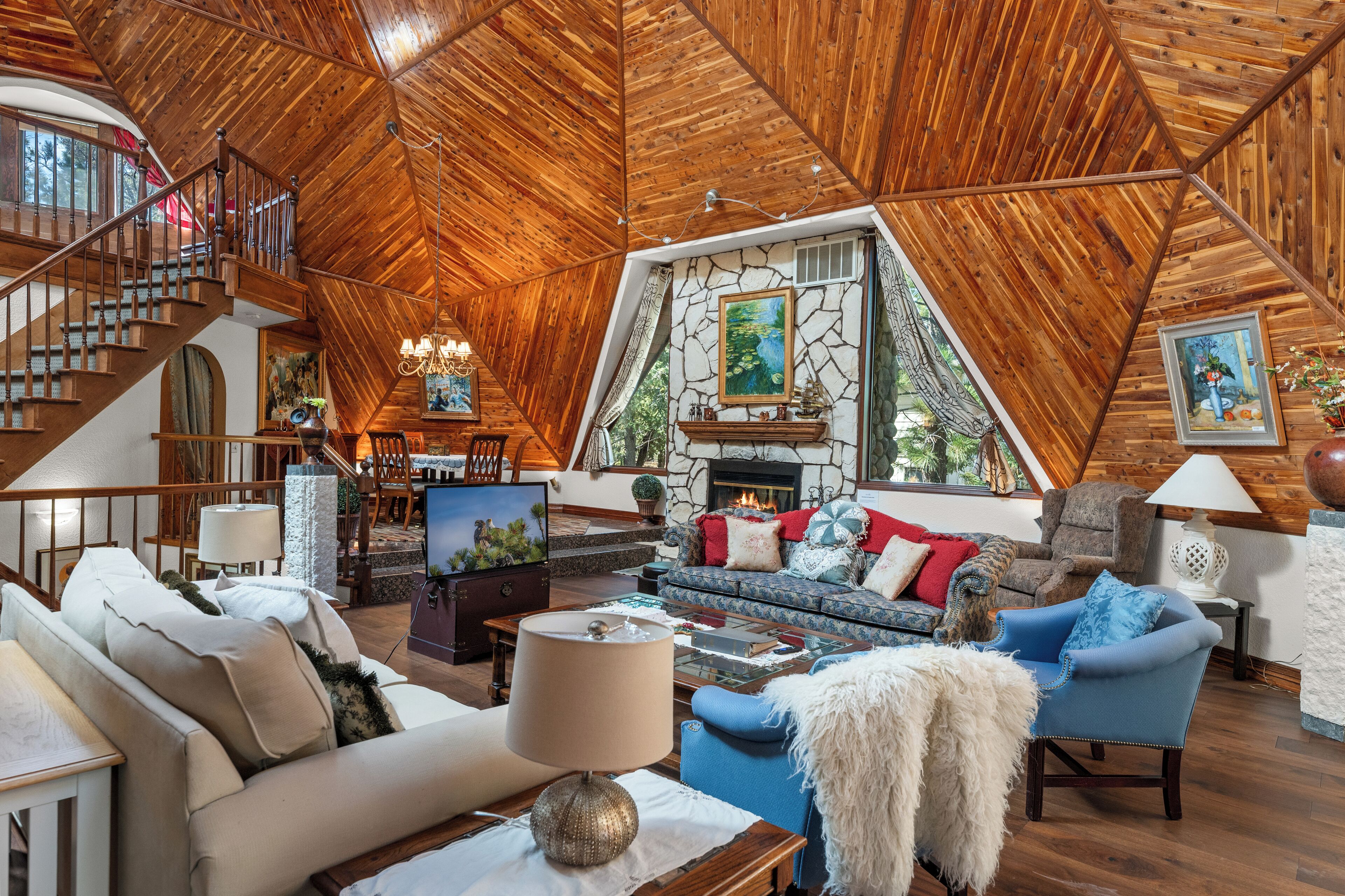 Smart TV, chimenea y oficina 