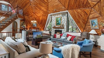 Smart TV, chimenea y oficina