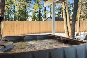 Outdoor spa tub - Beau Bear - NEW Listing - Play All Day! Game Room, Swing Set & Hot Tub Cabin (Big Bear City)