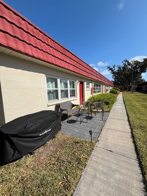 Terrace/patio - Spacious 2 BR + Sunroom - Near Beaches and Downtown (St. Petersburg)