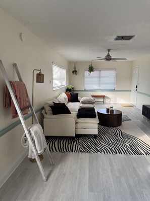 Living area - Spacious 2 BR + Sunroom - Near Beaches and Downtown (St. Petersburg)