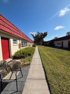 Terrace/patio - Spacious 2 BR + Sunroom - Near Beaches and Downtown (St. Petersburg)