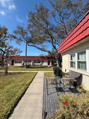 Terrace/patio - Spacious 2 BR + Sunroom - Near Beaches and Downtown (St. Petersburg)