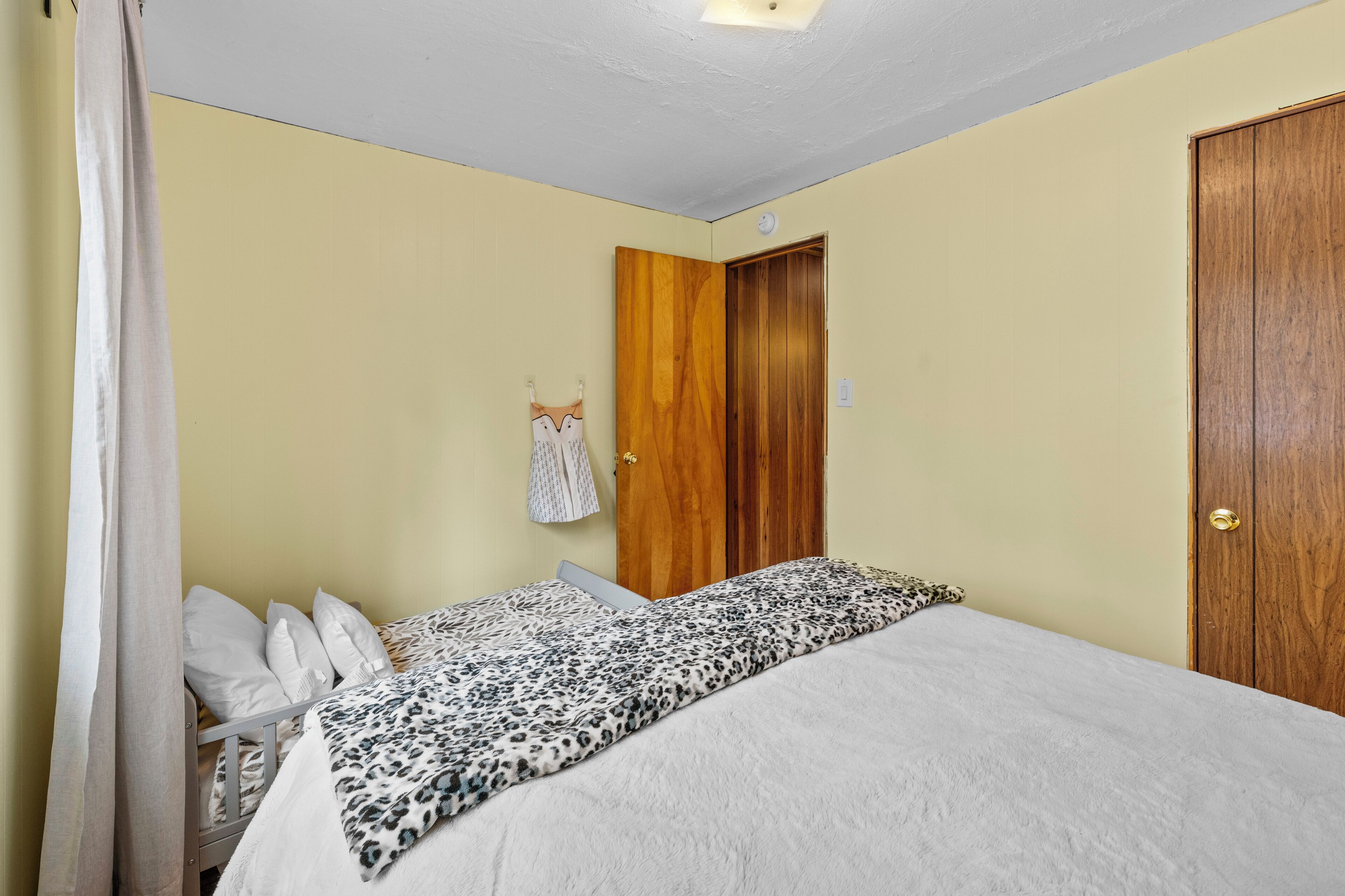 Free WiFi, bed sheets