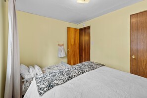 Free WiFi, bed sheets - Mama Bear's Cozy Cabin - Fireplace, Central Heat, Spacious Deck (Sugarloaf)