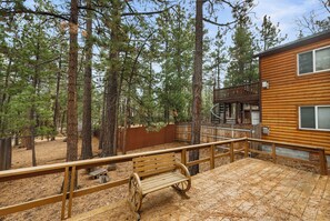Terrace/patio - Mama Bear's Cozy Cabin - Fireplace, Central Heat, Spacious Deck (Sugarloaf)