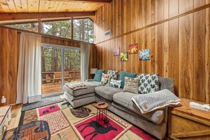 Smart TV, fireplace - Mama Bear's Cozy Cabin - Fireplace, Central Heat, Spacious Deck (Sugarloaf)