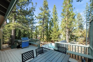Outdoor dining - Mockingbird Retreat - Walk to the Lake, hot tub, EV charger, Fenced yard. (Big Bear Lake)