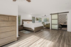 3 bedrooms, desk, free WiFi, bed sheets - Mockingbird Retreat - Walk to the Lake, hot tub, EV charger, Fenced yard. (Big Bear Lake)
