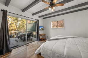 3 bedrooms, desk, free WiFi, bed sheets - Mockingbird Retreat - Walk to the Lake, hot tub, EV charger, Fenced yard. (Big Bear Lake)