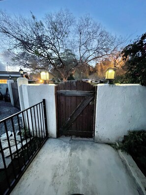 المنطقة المحيطة بالمنشأة