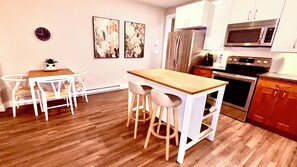 Microwave, oven, stovetop, dishwasher - Fields & Fences Suite – Cozy Rural Stay in Historic Fort Langley (Langley Township)
