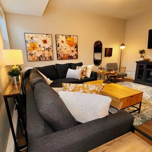 TV - Fields & Fences Suite – Cozy Rural Stay in Historic Fort Langley (Langley Township)