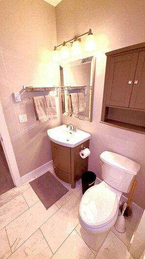 Hair dryer, towels, soap, toilet paper - Fields & Fences Suite – Cozy Rural Stay in Historic Fort Langley (Langley Township)