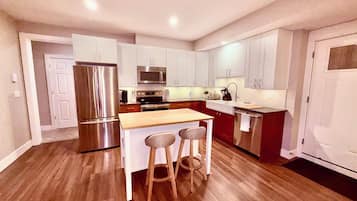 Microondas, horno, parrilla de estufa y lavavajillas