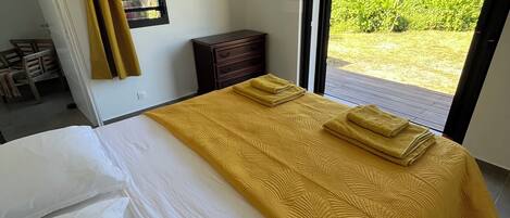 Iron/ironing board, WiFi, bed sheets