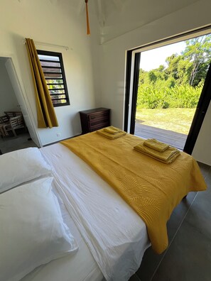 3 bedrooms, iron/ironing board, WiFi, bed sheets - Villa le Paradis Secret: Sea view, river access. (Goyave)