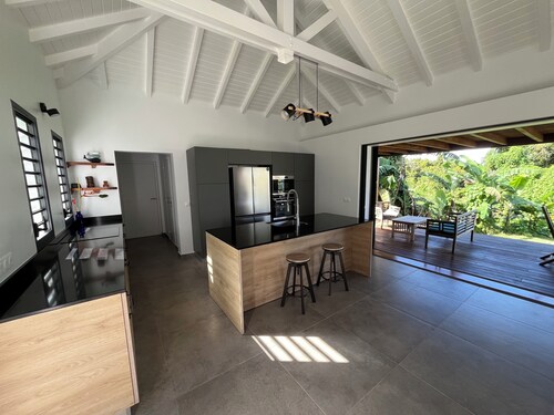 Villa le Paradis Secret: Sea view, river access.