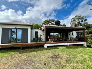 Outdoor dining - Villa le Paradis Secret: Sea view, river access. (Goyave)