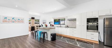 Kjøleskap, mikrobølgeovn, ovn og kokeplater