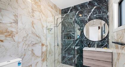 Family- friendly Spacious 4BDR Home• Free parking