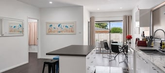 Family- friendly Spacious 4BDR Home• Free parking