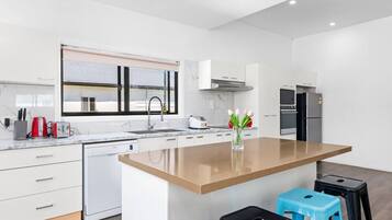 Kjøleskap, mikrobølgeovn, ovn og kokeplater