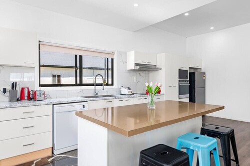 Family- friendly Spacious 4BDR Home• Free parking