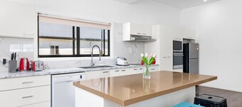 Family- friendly Spacious 4BDR Home• Free parking