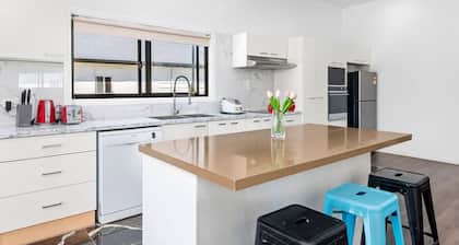 Family- friendly Spacious 4BDR Homeâą Free parking