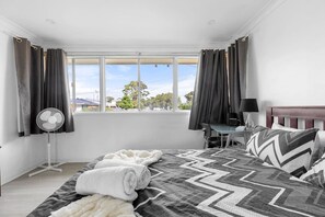 Desk, iron/ironing board, WiFi, bed sheets