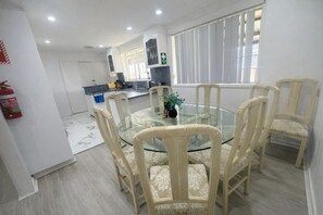 Dining - Contractors Welcome | Spacious 4BR+Free Parking (Werrington)