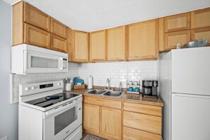 Microwave, stovetop - 2 bedroom just 3 minute walk to the beach (Gulf Shores)