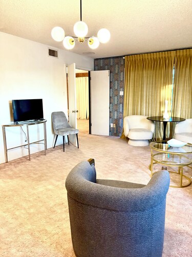 Beautiful 2-bedroom townhome with AC and balcony view of the golf course