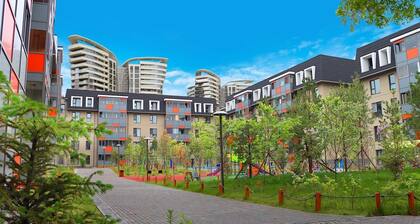 Bright Luxurious 3b apartment near Airport-Playstation, workspace, Balcony
