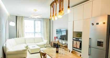Bright Luxurious 3b apartment near Airport-Playstation, workspace, Balcony