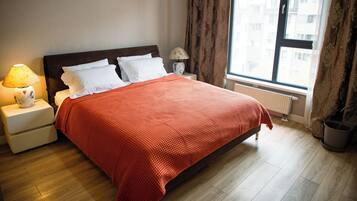 Een strijkplank/strijkijzer, wifi, beddengoed