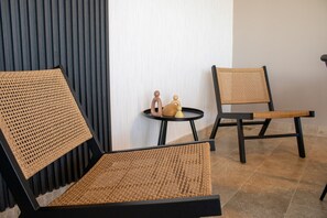 A room with a black-framed chair and a table with a woven chair seat. - Paravian 504 Playa del Carmen (Playa del Carmen)