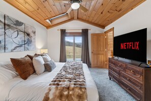 4 bedrooms, desk, travel crib, WiFi