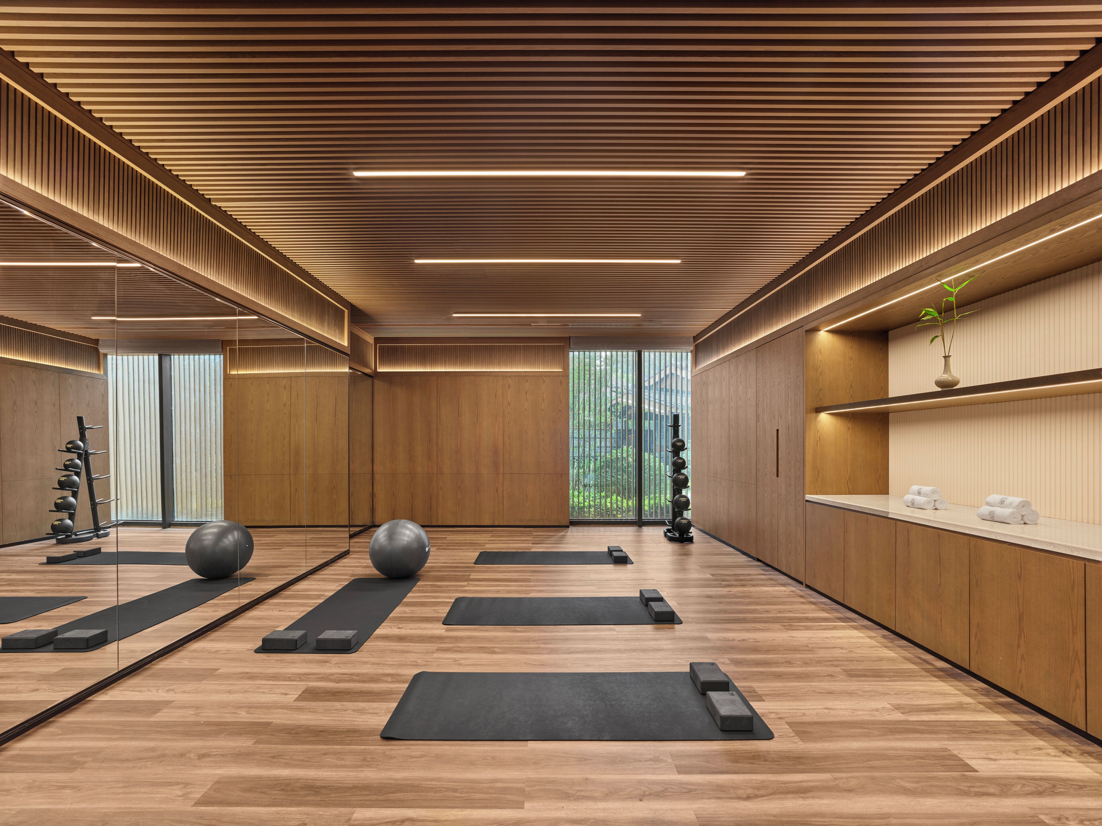 5 treatment rooms, massages