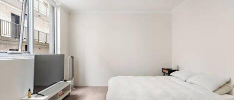 1 habitación, tabla de planchar con plancha, wifi y ropa de cama