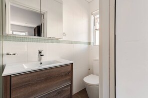 Shower, towels, toilet paper - 100 meters from Bondi Beach - Entire studio (Bondi Beach)